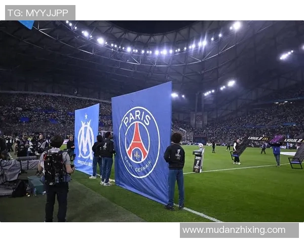 英超新赛季揭幕战：巴黎圣日耳曼对阵曼联，激烈对决引燃球迷热情